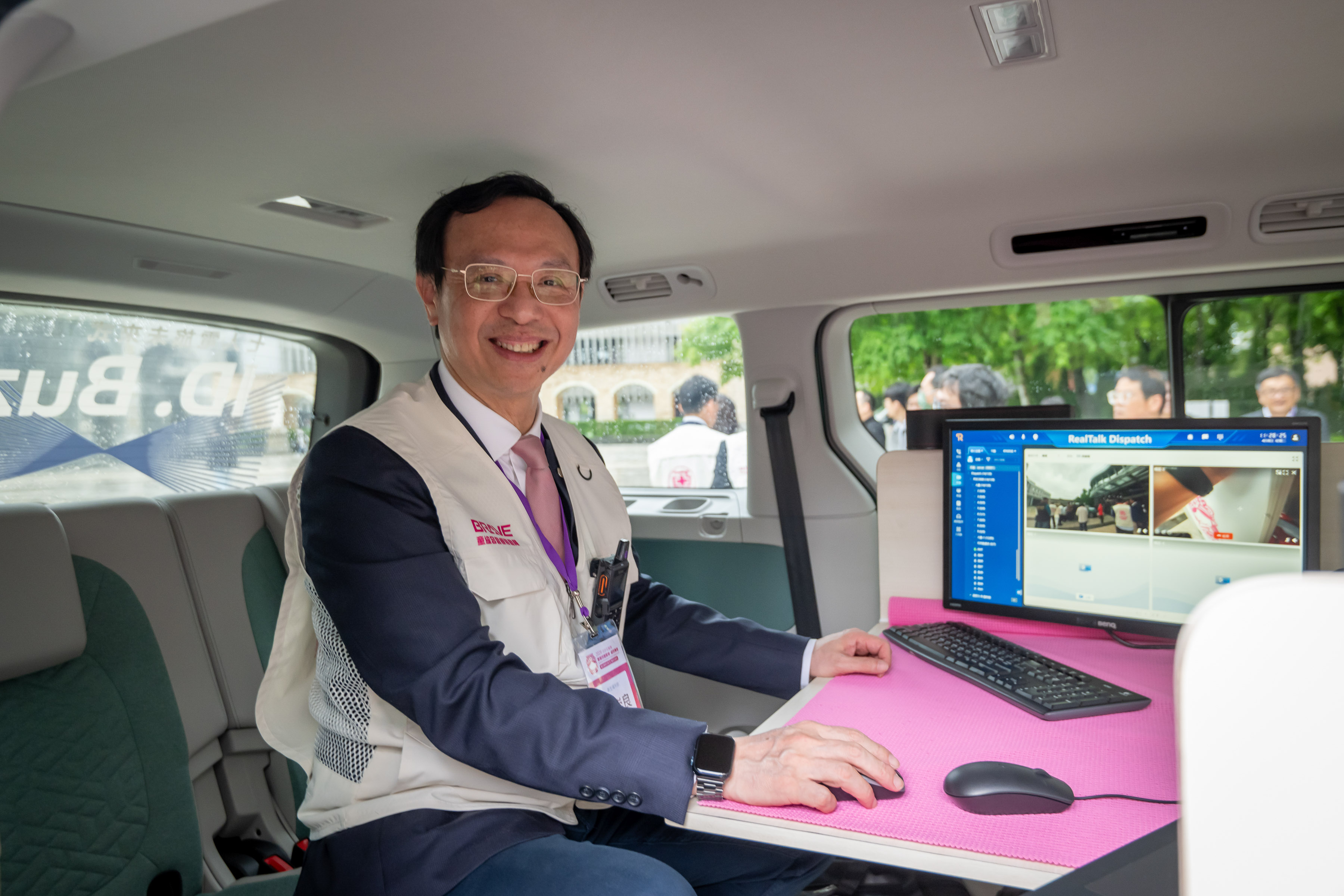 圖03_衛福部長石崇良於ID. Buzz行動指揮車內模擬操作